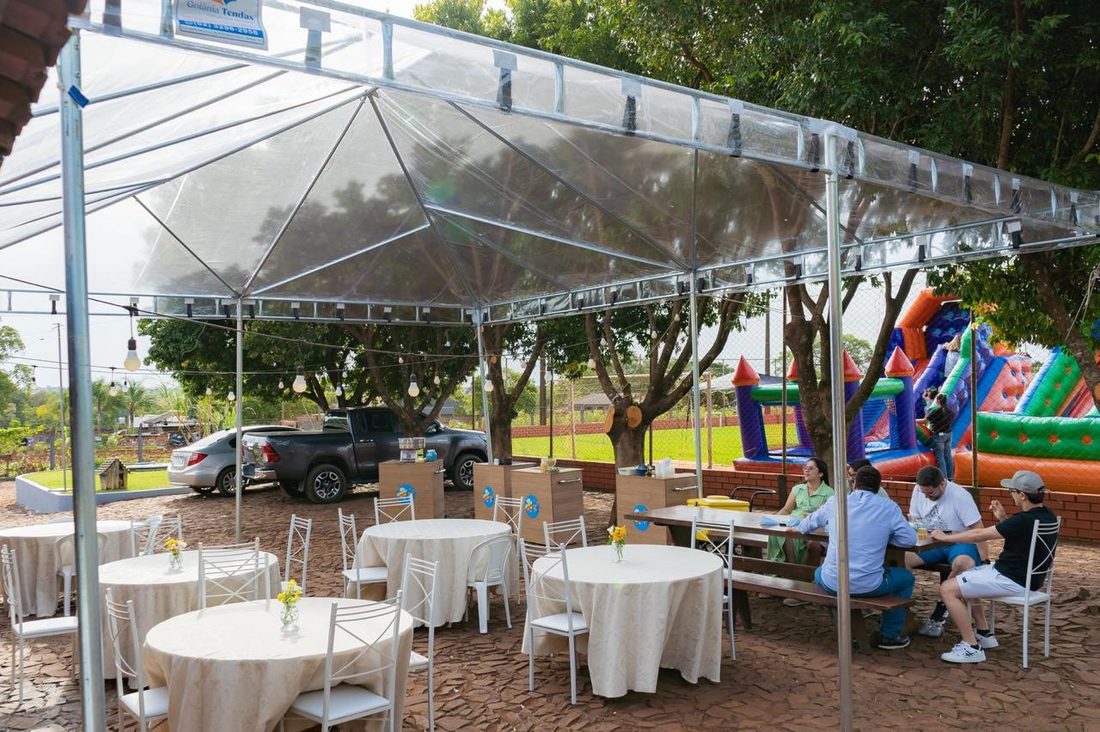 Área externa com tendas e espaço kids