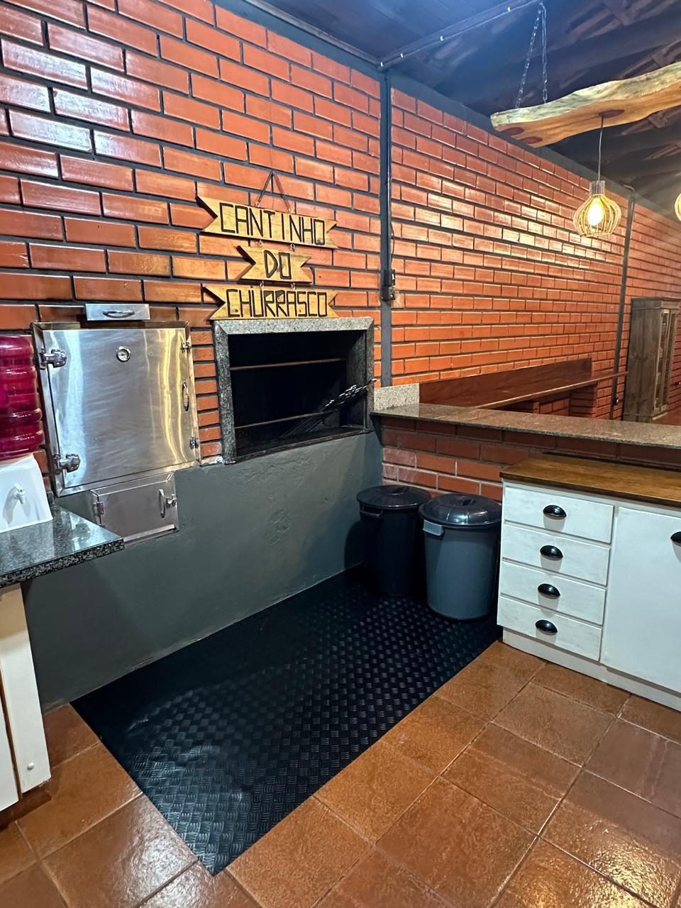Mesa posta ao pôr do sol no Rancho Dourado